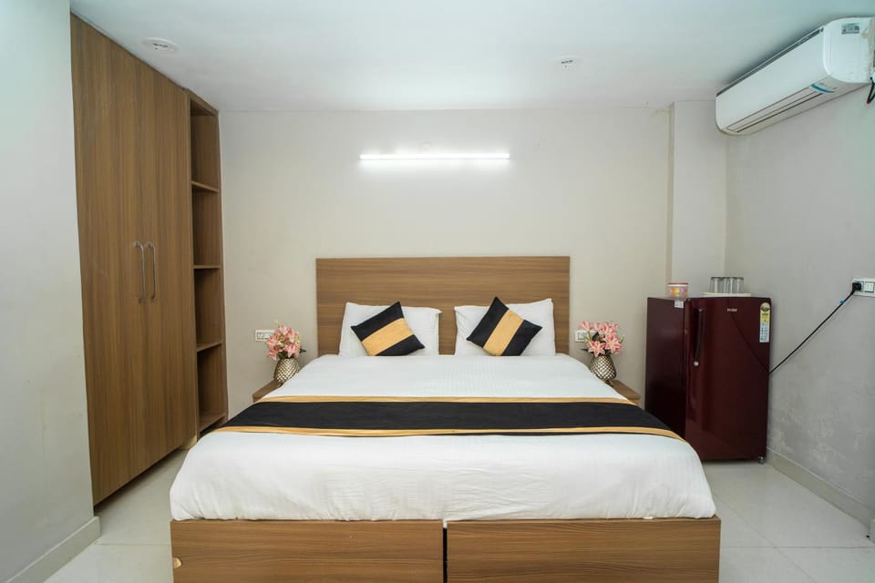 Bed, Photo of the whole room, Bedroom, wardrobe, air conditioner