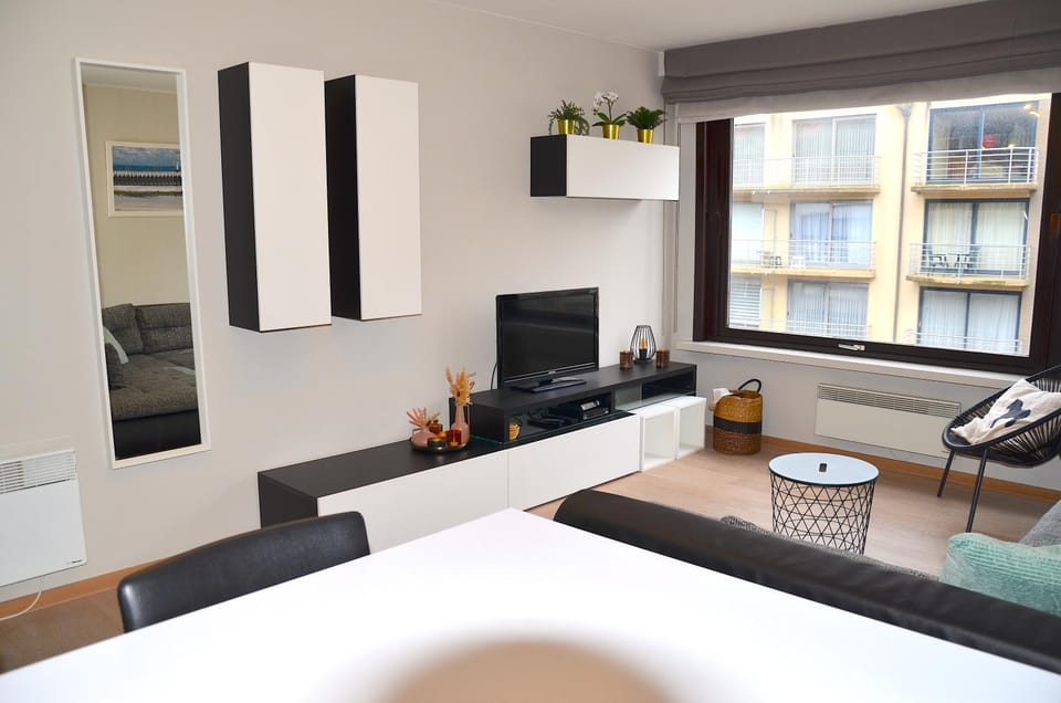 TV and multimedia, Seating area, Dining area