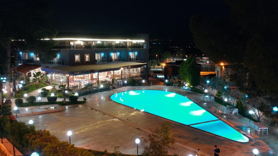 Property building, Restaurant/places to eat, Swimming pool, Breakfast