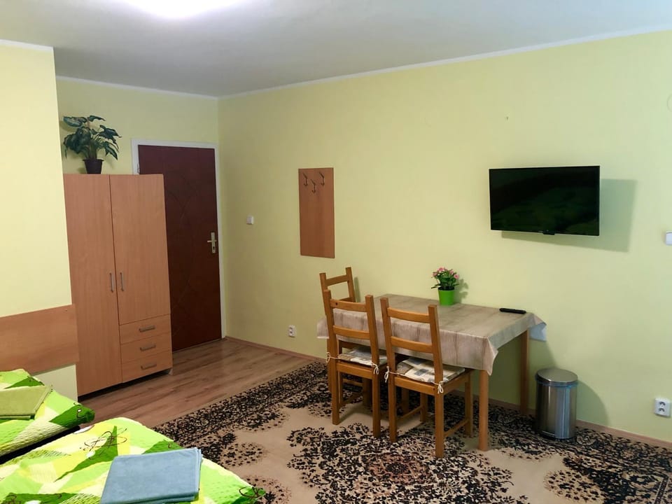 TV and multimedia, Seating area, wardrobe