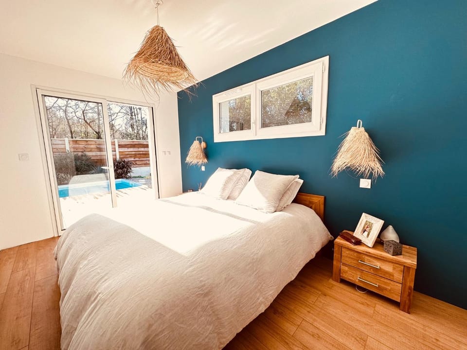 Bed, Photo of the whole room, Bedroom
