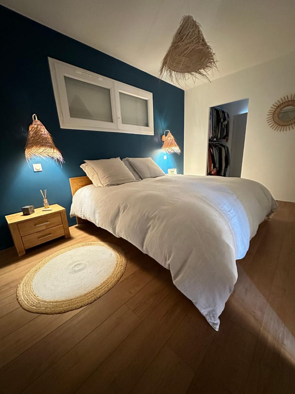 Photo of the whole room, Bedroom