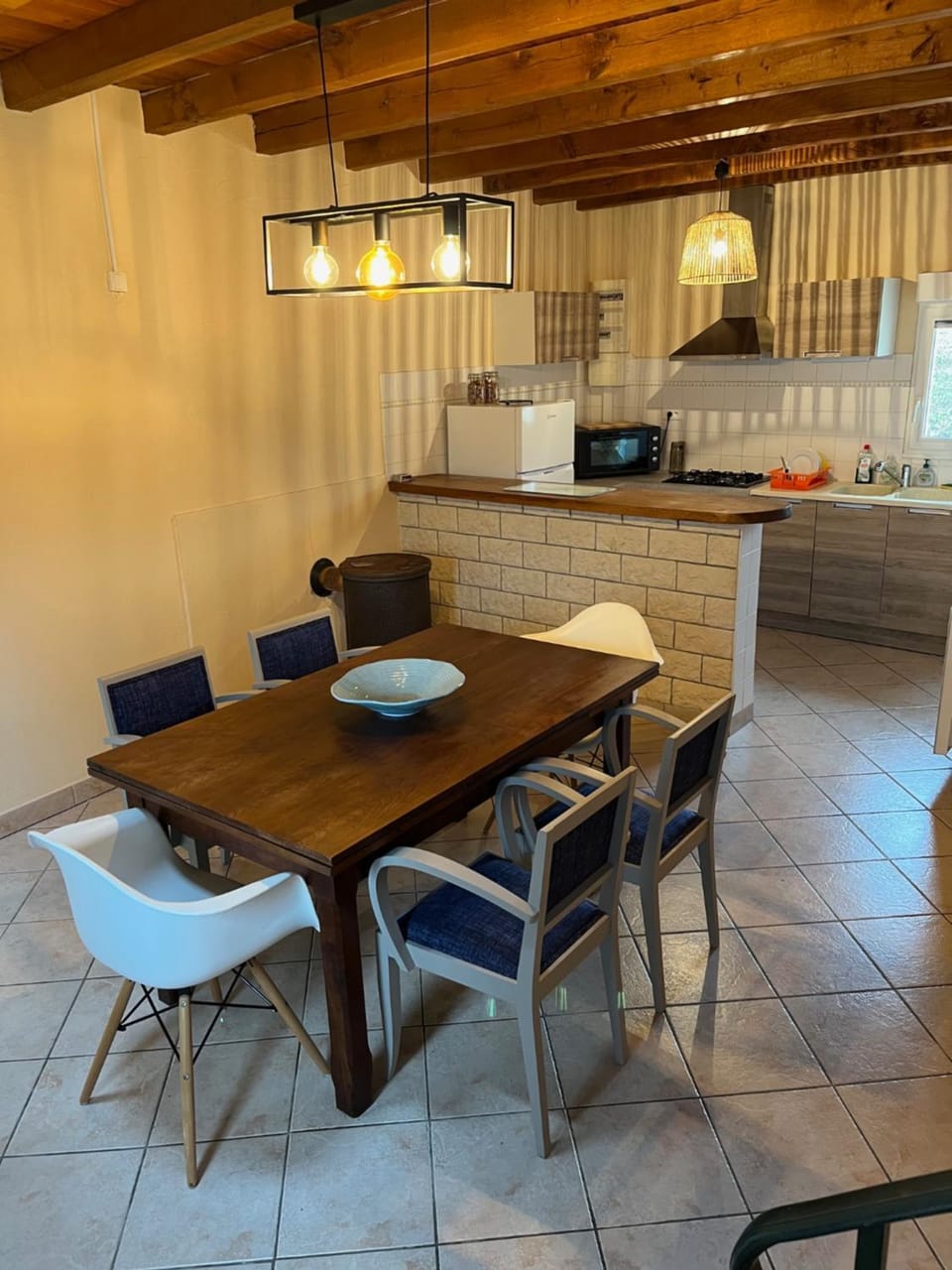 Kitchen or kitchenette, Dining area