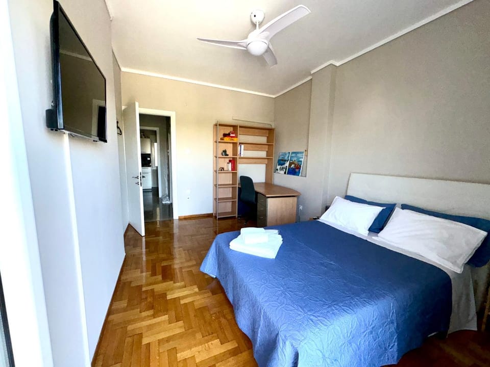 Bed, TV and multimedia, Photo of the whole room, Bedroom