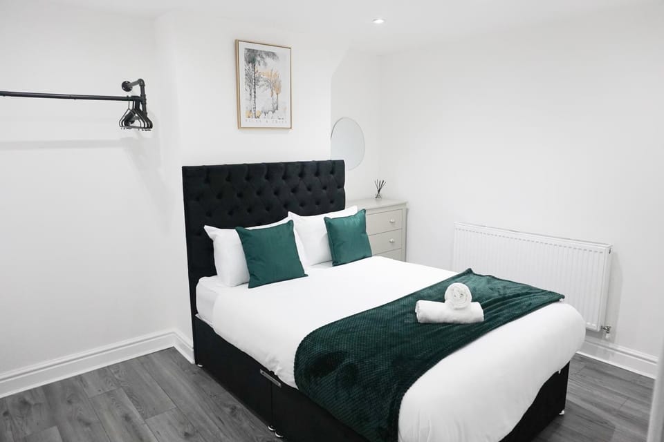 Bed, Bedroom, internet, towels