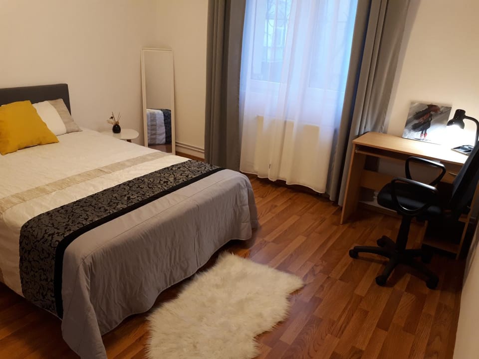 Bed, Bedroom, hair dresser