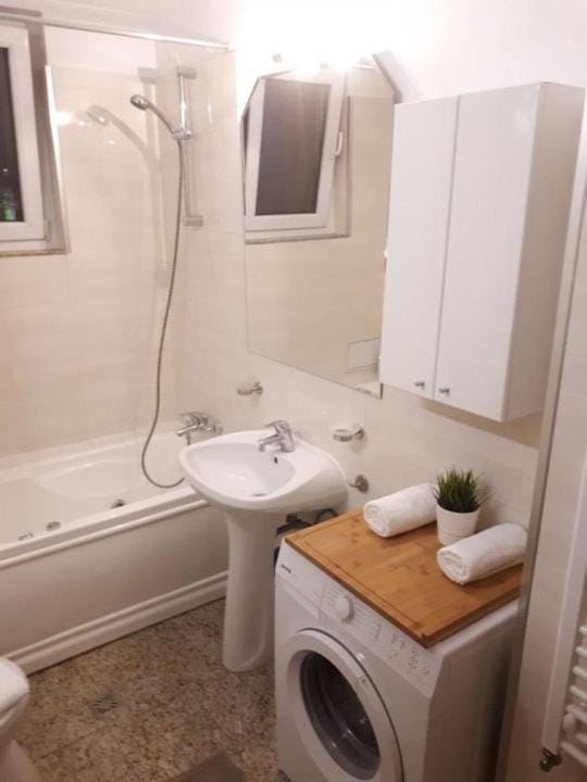 Bathroom, Bath, towels, washing machine, dryer