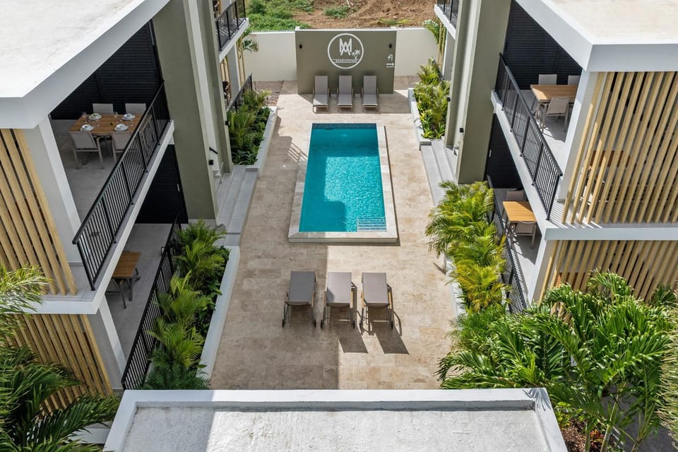 Property building, Garden, Swimming pool, sunbed