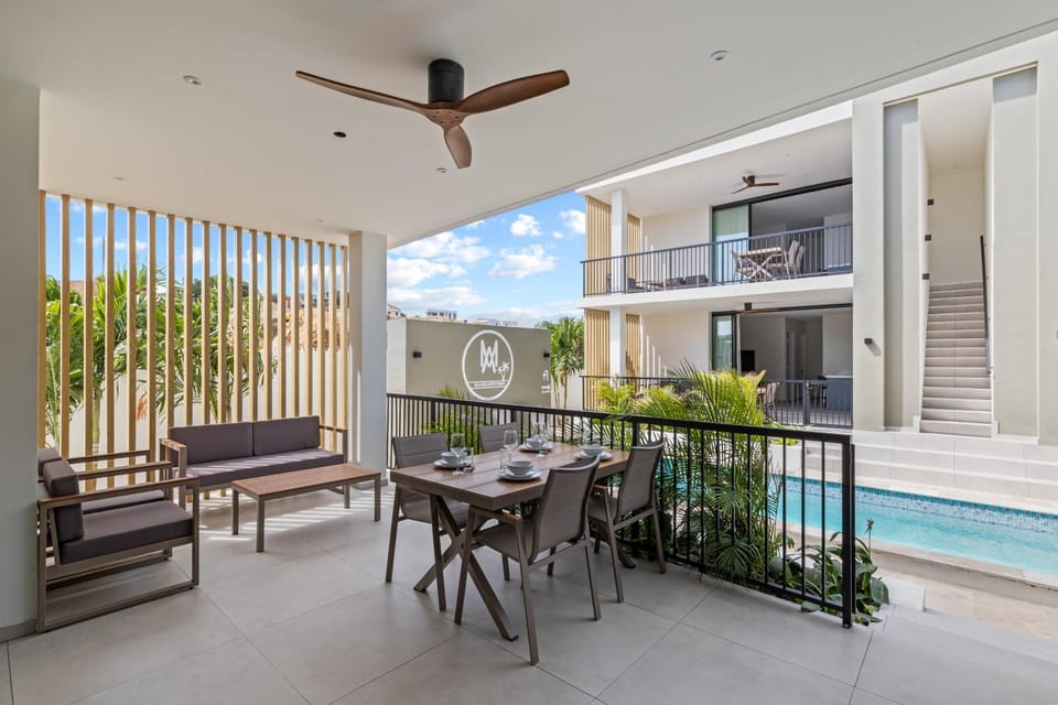 Property building, Balcony/Terrace, Balcony/Terrace, Swimming pool, washing machine, washing machine