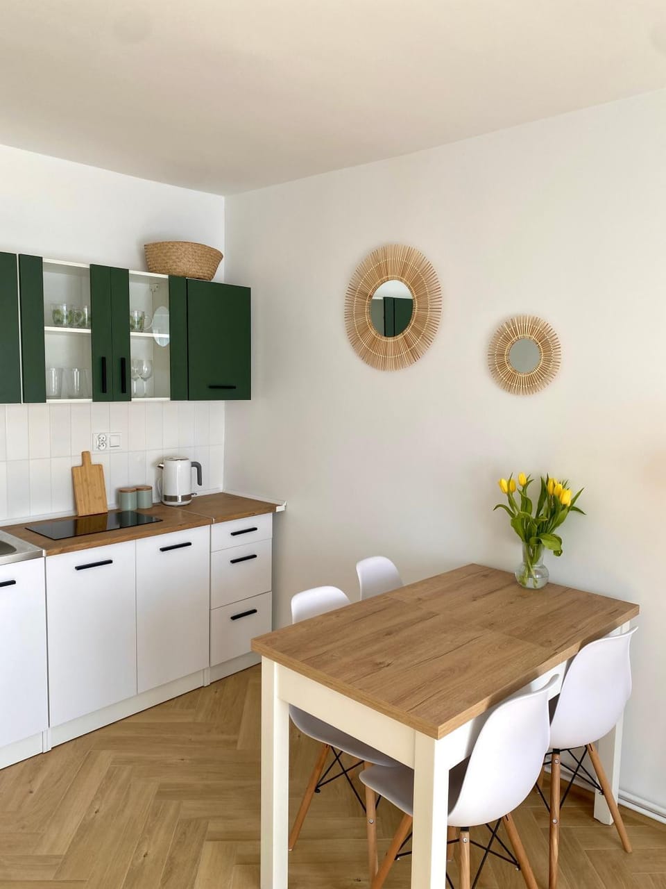 Coffee/tea facilities, Kitchen or kitchenette, Dining area, stove