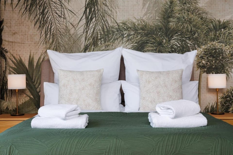 Bed, Bedroom, towels