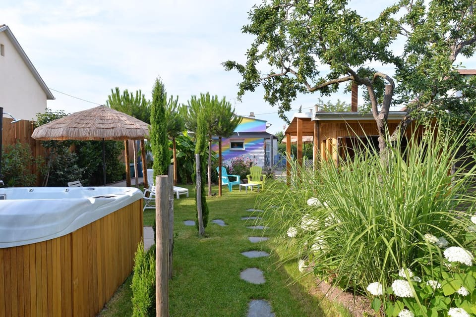 Garden, Hot Tub, Garden view
