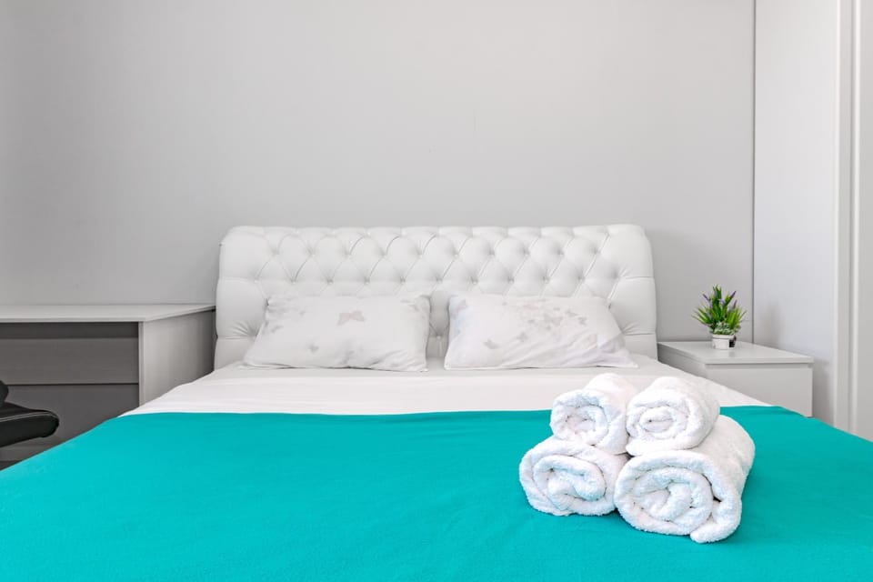 Bed, Photo of the whole room, Bedroom, towels