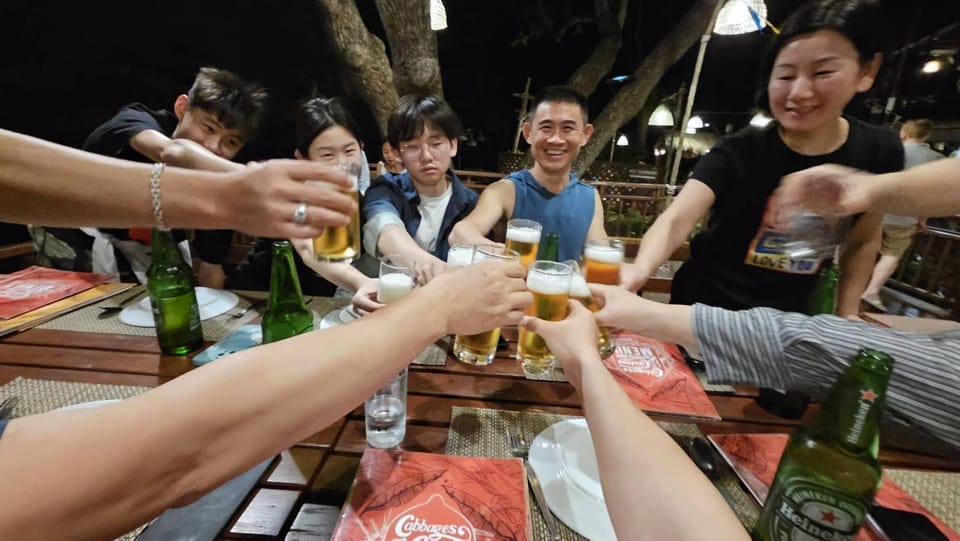 Restaurant/places to eat, People, Food, Drinks, Alcoholic drinks, group of guests