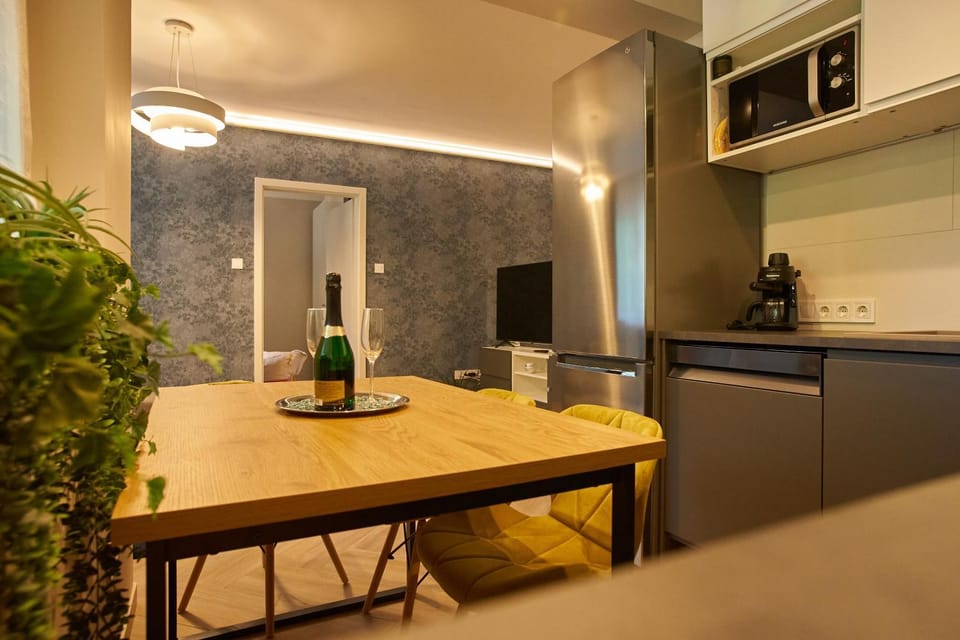 Kitchen or kitchenette, minibar