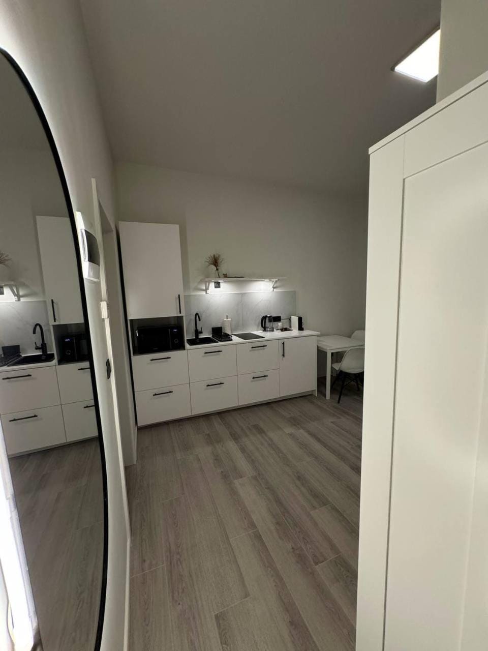 Kitchen or kitchenette, minibar, stove