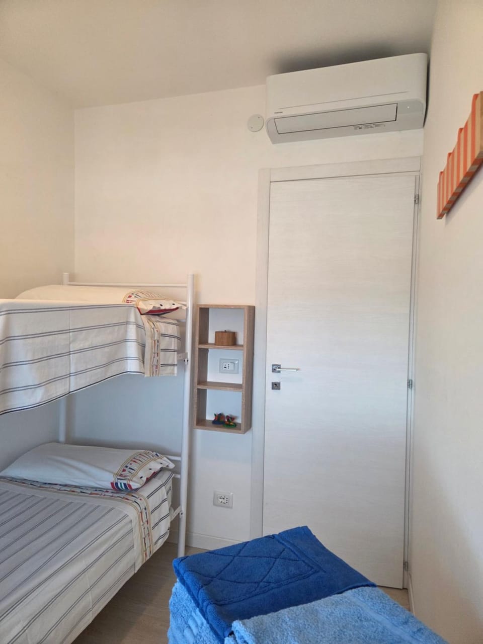 Bed, Photo of the whole room, Bedroom, bunk bed, air conditioner