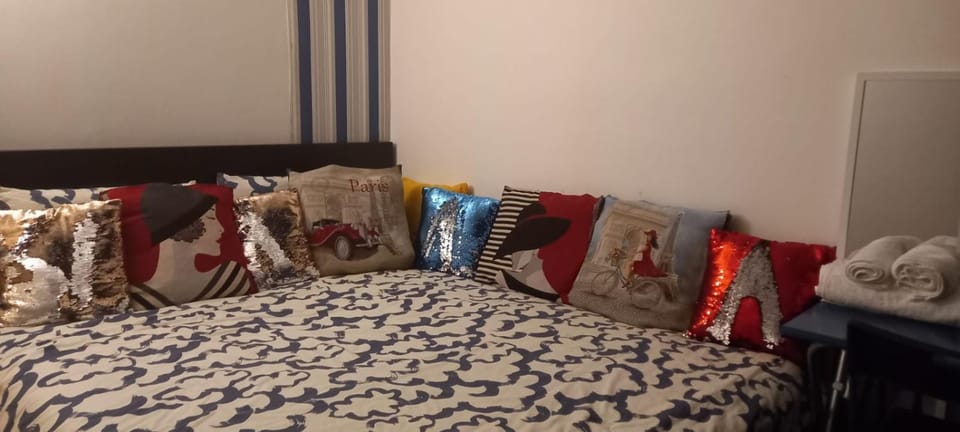 Bed, Bedroom, towels