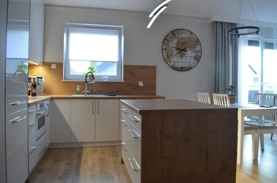 Kitchen or kitchenette, Dining area, stove