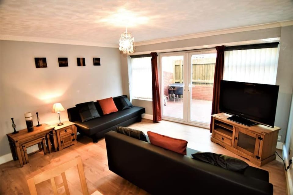 Communal lounge/ TV room, TV and multimedia, Living room, Seating area, Evening entertainment