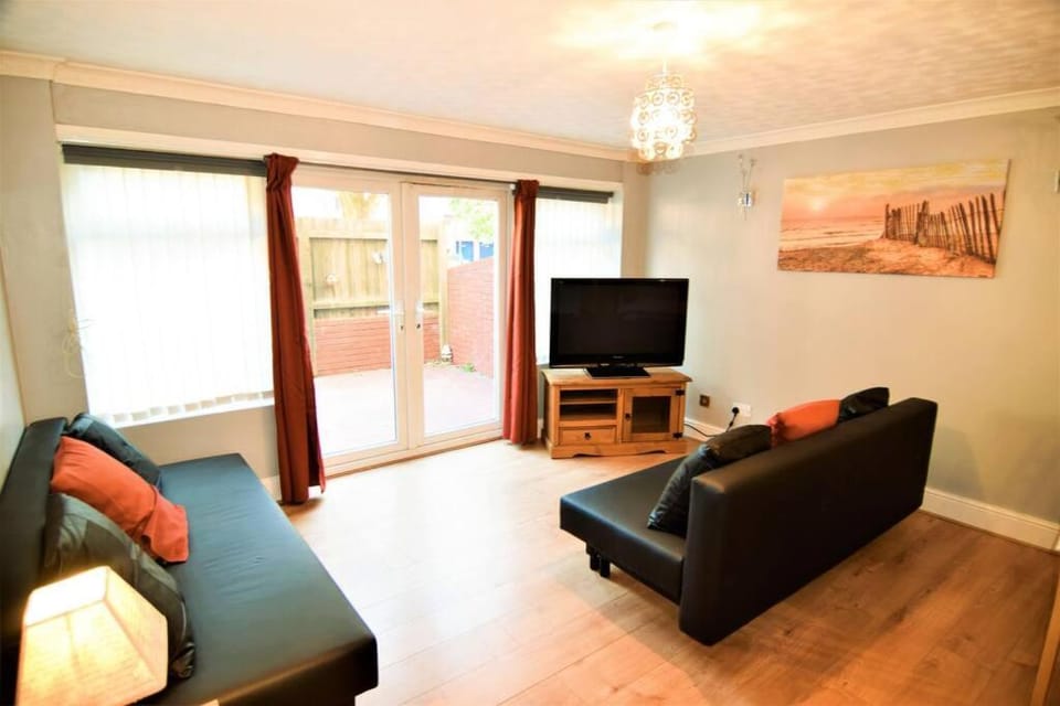 Communal lounge/ TV room, TV and multimedia, Living room, Seating area, Evening entertainment