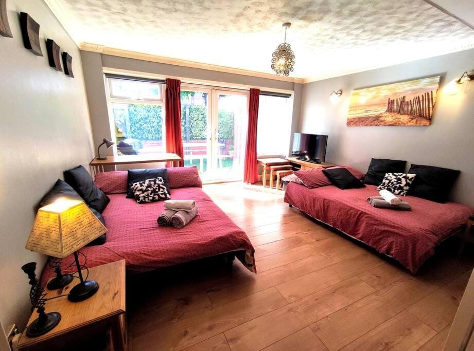 Bed, TV and multimedia, Living room, Photo of the whole room, Seating area