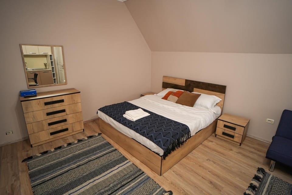 Photo of the whole room, Bedroom, wardrobe