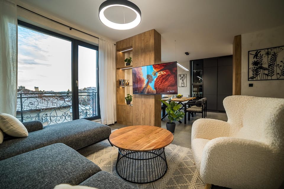 TV and multimedia, Living room, Seating area, Dining area