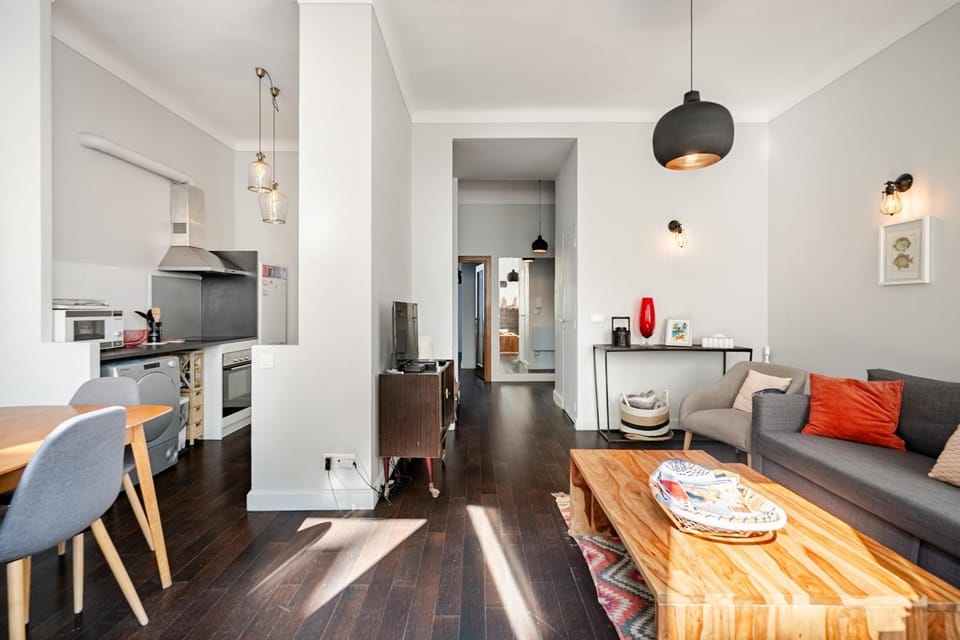 Kitchen or kitchenette, Living room, Seating area, Dining area