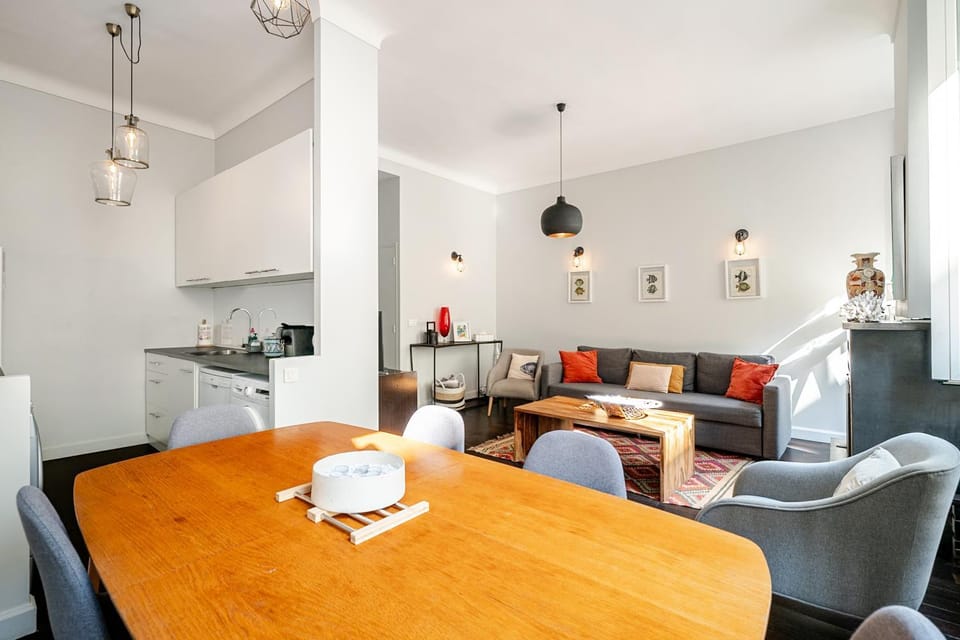 Kitchen or kitchenette, Living room, Seating area, Dining area