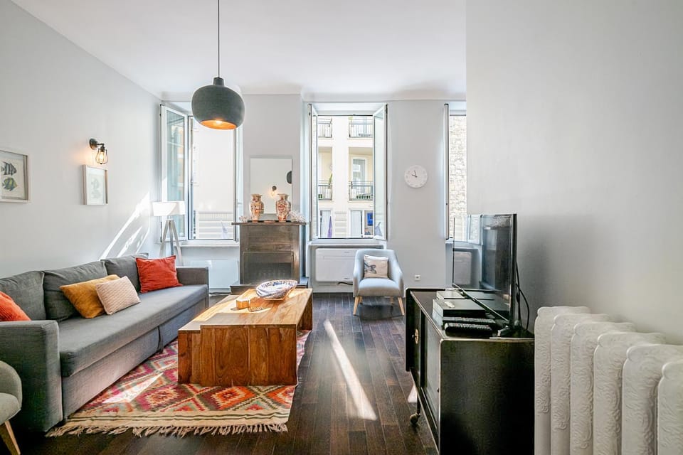 TV and multimedia, Living room, Seating area, air conditioner
