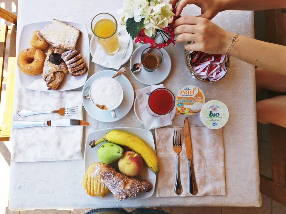 Food and drinks, Buffet breakfast