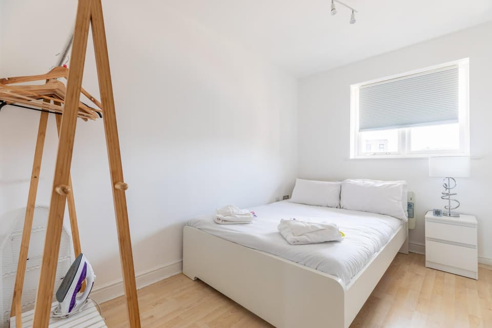 Skyline Haven - Modern 2B, Parking, Wifi & 4kTV Apartment in London