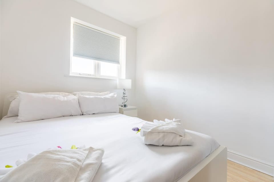 Skyline Haven - Modern 2B, Parking, Wifi & 4kTV Apartment in London