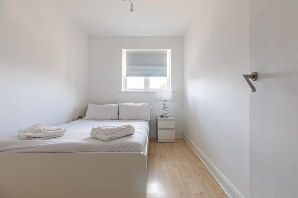 Skyline Haven - Modern 2B, Parking, Wifi & 4kTV Apartment in London