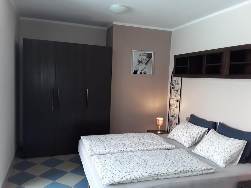 Bed, Photo of the whole room, Bedroom, wardrobe