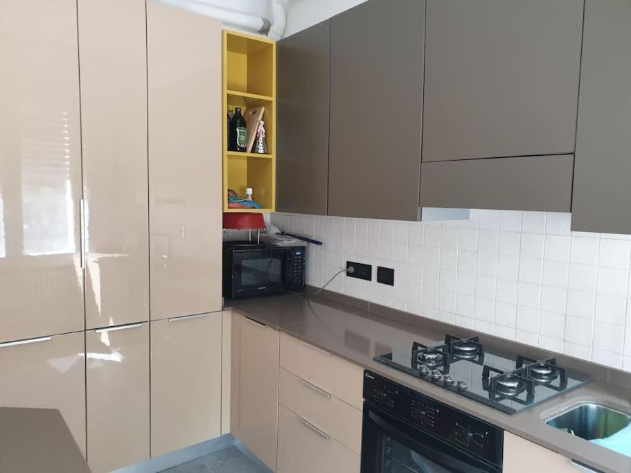 Kitchen or kitchenette, minibar, stove
