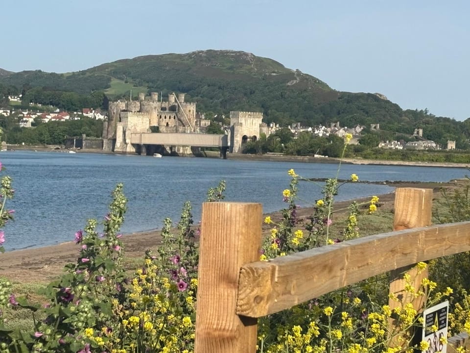 Compton House 1, Sea & Castle Views Apartment in Wales