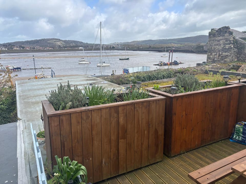 Compton House 1, Sea & Castle Views Apartment in Wales
