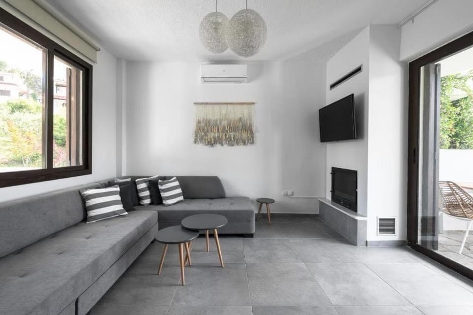 Communal lounge/ TV room, TV and multimedia, Living room, Seating area, air conditioner