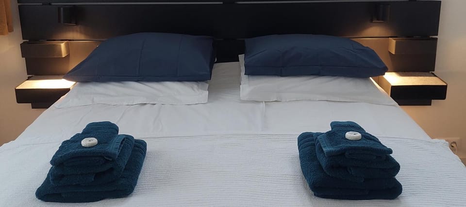 Bedroom, towels