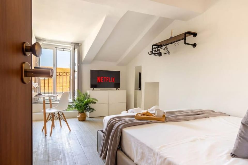 Bed, TV and multimedia, Photo of the whole room, Bedroom