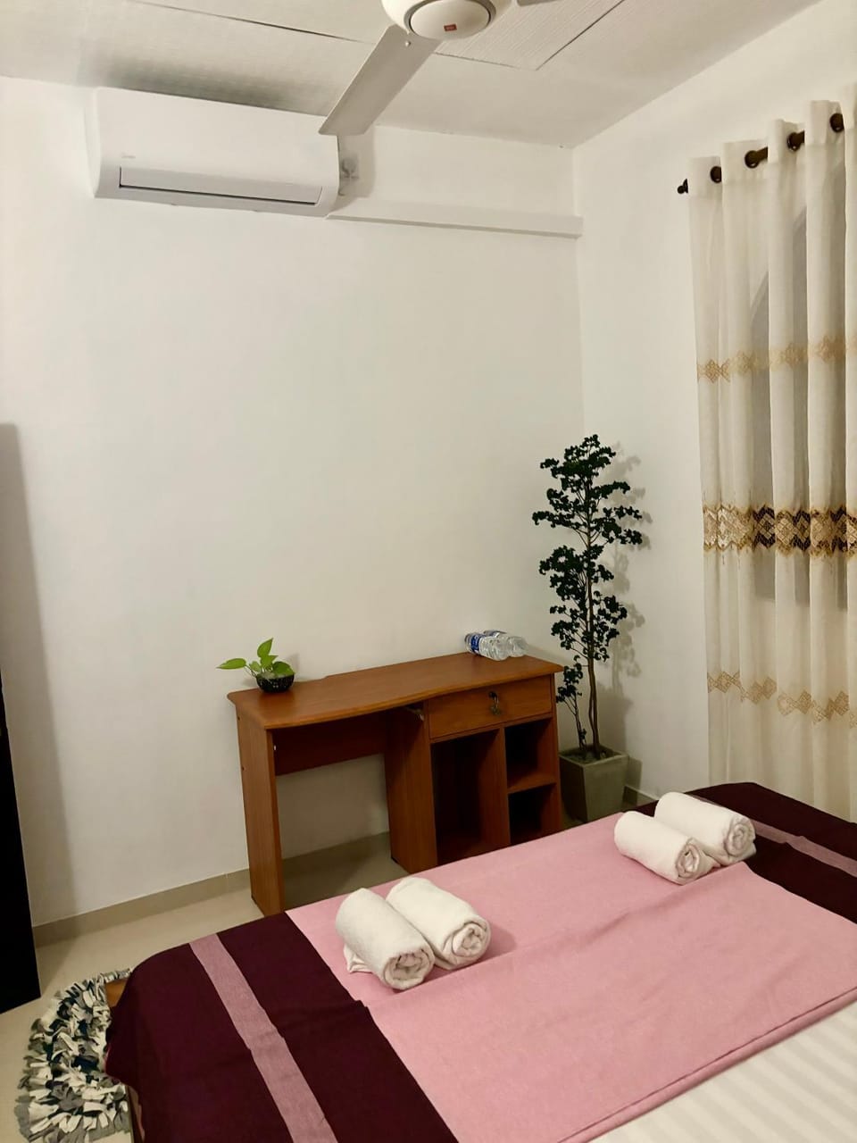 Bed, Photo of the whole room, towels, air conditioner