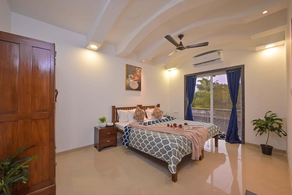 Bed, Bedroom, fireplace, air conditioner