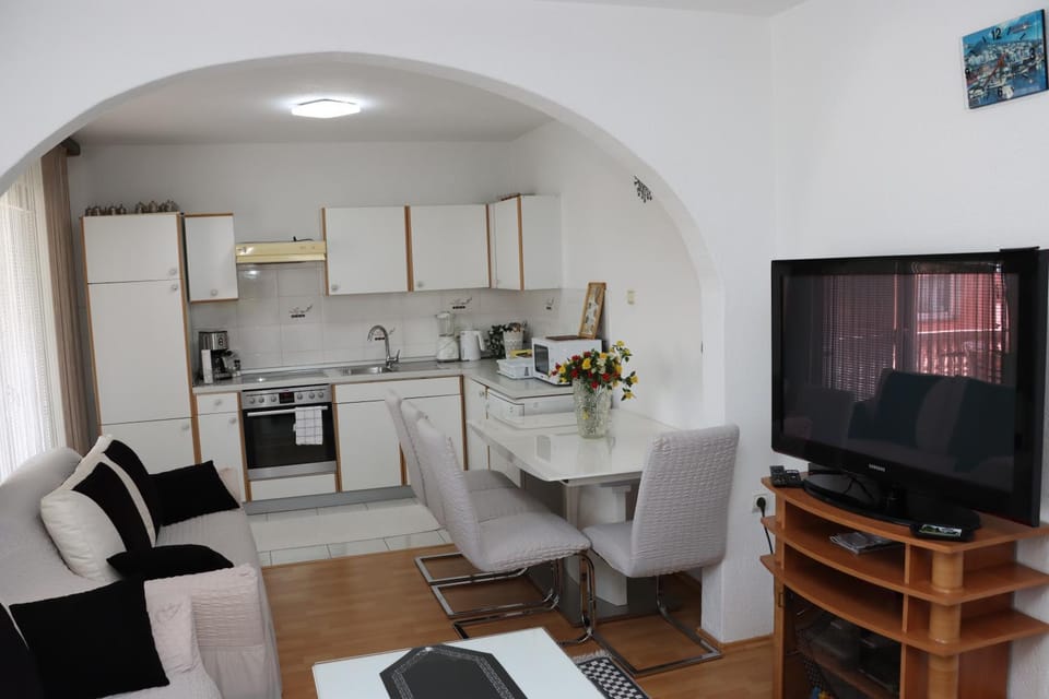 TV and multimedia, Kitchen or kitchenette, Living room, Seating area, Dining area, microwave, oven