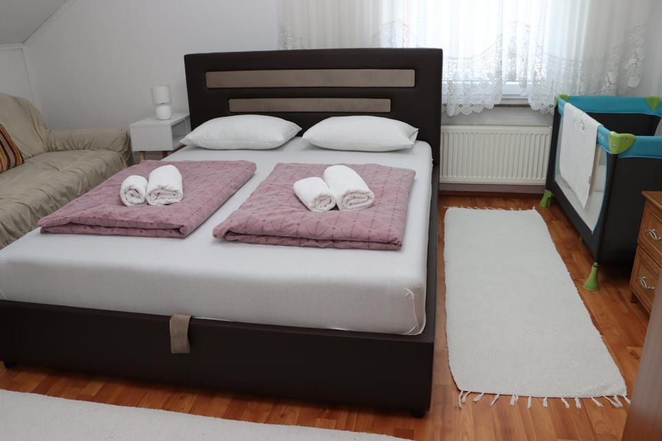 Bed, Bedroom, cot, towels