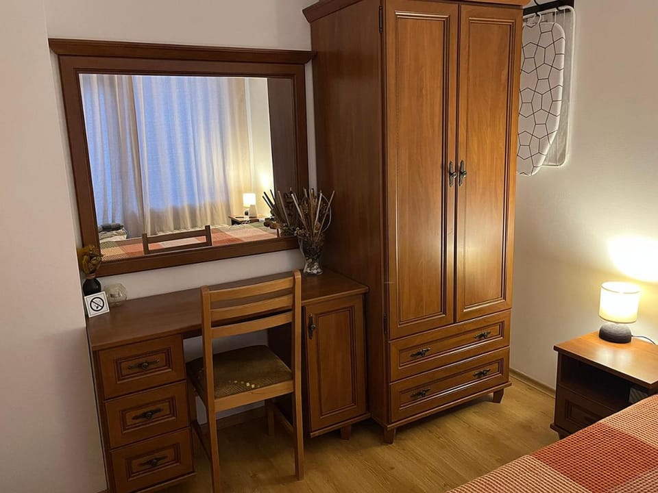 Photo of the whole room, Bedroom, wardrobe