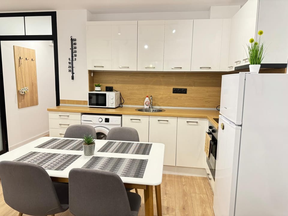 Coffee/tea facilities, Kitchen or kitchenette, Dining area
