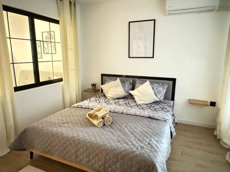 Bed, Photo of the whole room, Seating area, Bedroom, towels, air conditioner