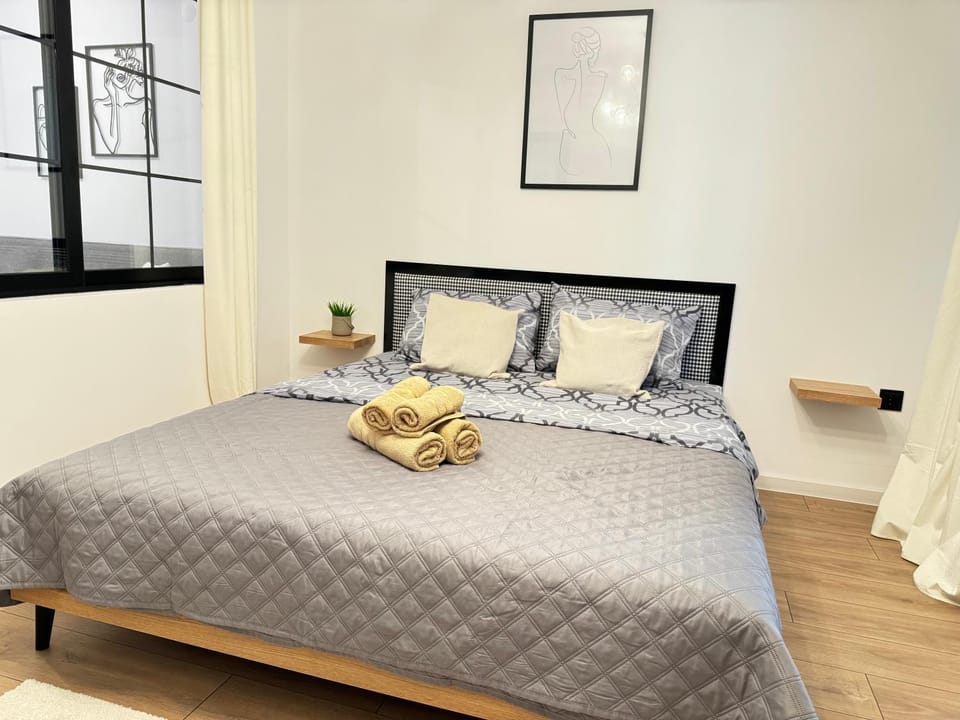 Bed, Photo of the whole room, Bedroom, towels